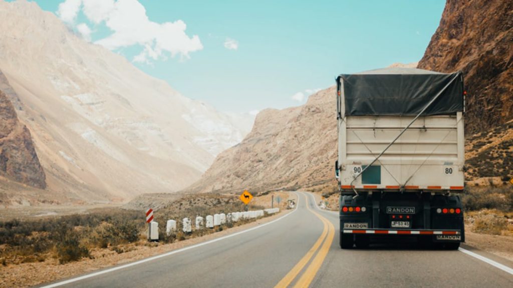 Entenda a diferença de responsabilidades entre o embarcador e o transportador no transporte de cargas